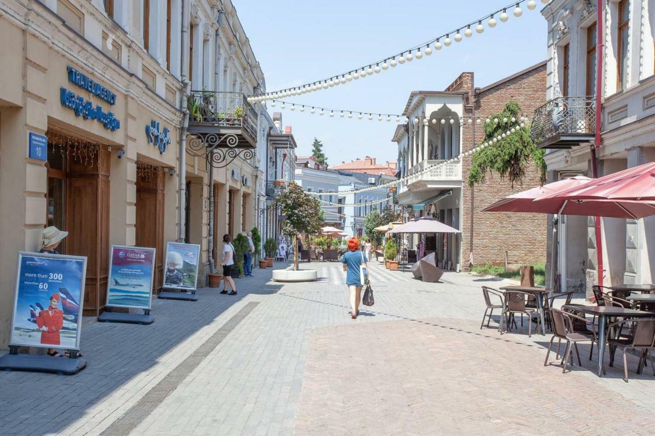 Wehost Apartment On A Colorful Street Tbilisi ภายนอก รูปภาพ